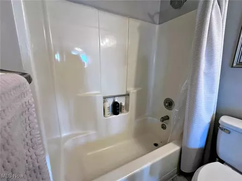 Bath - 7374 Eisenhower Dr #5, Boardman, OH 44512 photo 2 of 3