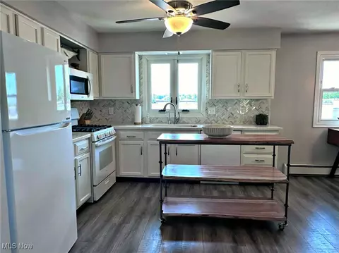 Kitchen - 7374 Eisenhower Dr #5, Boardman, OH 44512 photo 4 of 4