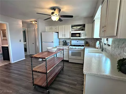 Kitchen - 7374 Eisenhower Dr #5, Boardman, OH 44512 photo 2 of 4