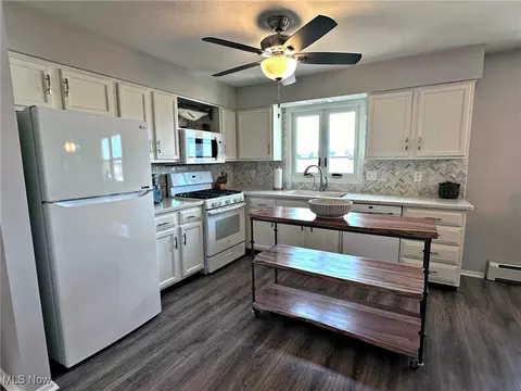 Kitchen - 7374 Eisenhower Dr #5, Boardman, OH 44512 photo 3 of 4