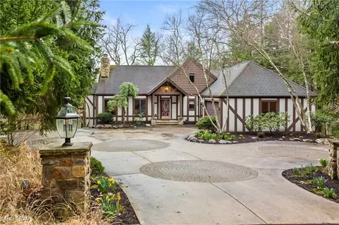 1364 Echo Gln, Gates Mills, OH 44040