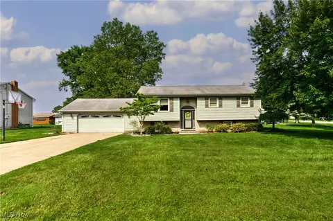 9863 Deltona Dr, New Middletown, OH 44442