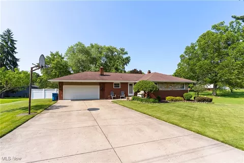 20 Hughes St, Hubbard, OH 44425