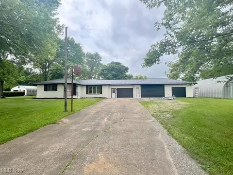 150 N Wardell St, Uhrichsville, OH 44683