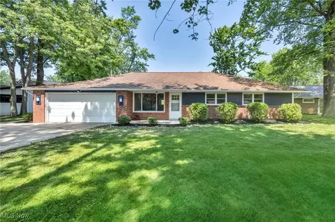 9 Nokomis Dr, Timberlake, OH 44095