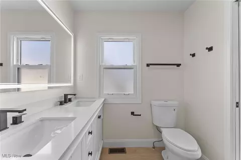 Bath - 30031 Thomas St, Willowick, OH 44095 photo 5 of 9