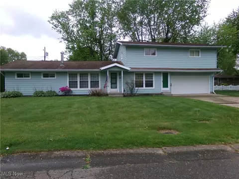 1525 Arrowhead Dr, Coshocton, OH 43812