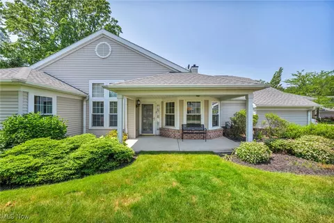 22 Campus Ct, Avon Lake, OH 44012
