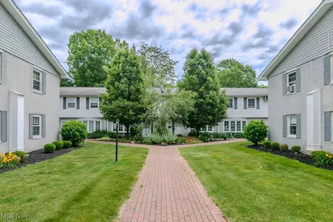 3 Meadowlawn Dr #13, Mentor, OH 44060