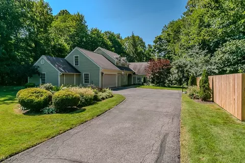 7806 Fairidge Rd, Kirtland, OH 44094