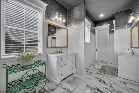 Bath - 9705 Nighthawk Dr, Chagrin Falls, OH 44023 photo 5 of 8