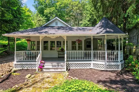 1990 Woodstock Rd, Gates Mills, OH 44040