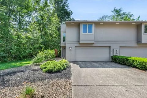 8020 Steven David Dr, Strongsville, OH 44149