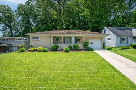 2002 Chapel Hill Dr, Youngstown, OH 44511