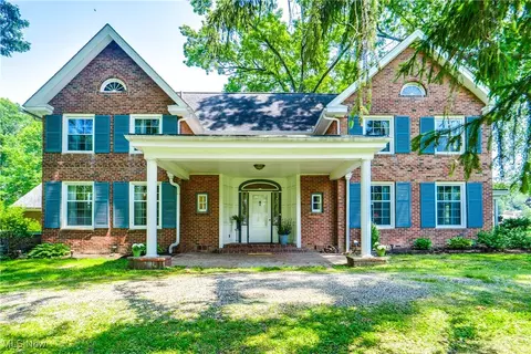 2030 Glenmont Dr NW, Canton, OH 44708