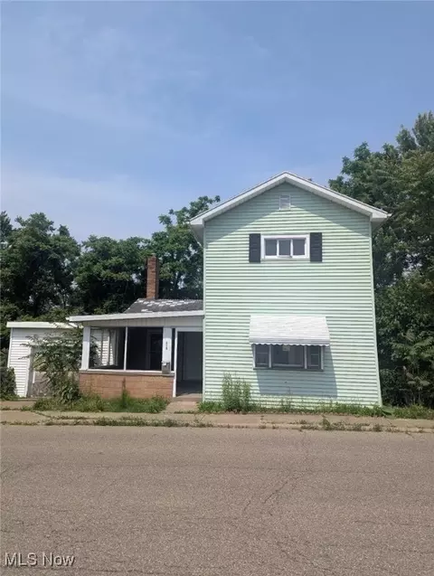 217 Deersville Ave, Uhrichsville, OH 44683