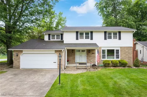 8603 Pin Oak Dr, Parma, OH 44130