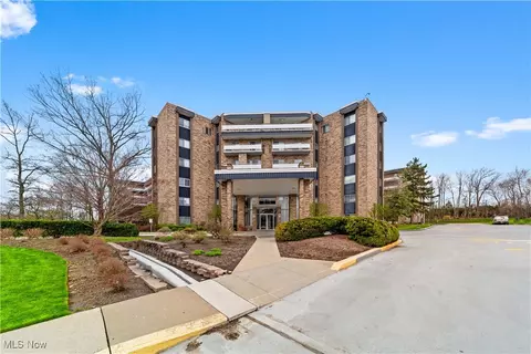 2112 Acacia Park Dr #524, Lyndhurst, OH 44124