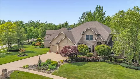 14751 Lancelot Ln E, North Royalton, OH 44133