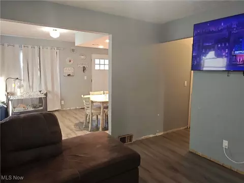 Entry Way - 3211 Latimer Ave, Ashtabula, OH 44004 photo 1 of 3