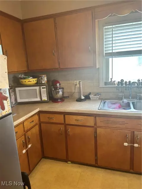 Kitchen - 7438 Westview Dr, Youngstown, OH 44512 photo 2 of 2