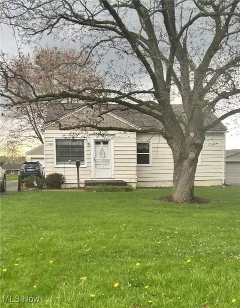 7438 Westview Dr, Youngstown, OH 44512
