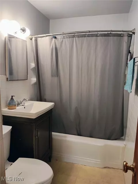 Bath - 7438 Westview Dr, Youngstown, OH 44512 photo 2 of 4