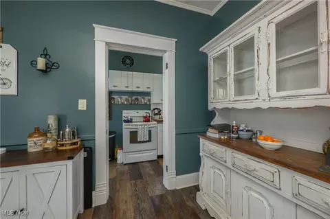 Entry Way - 815 N Walnut St, Dover, OH 44622 photo 3 of 3