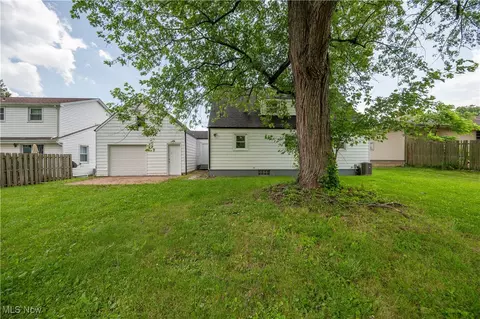 595 Elm St, Struthers, OH 44471 photo 4