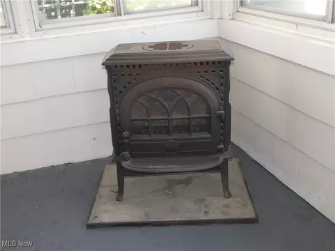 Exterior - 24 E 220th St E, Euclid, OH 44123 photo 5 of 7