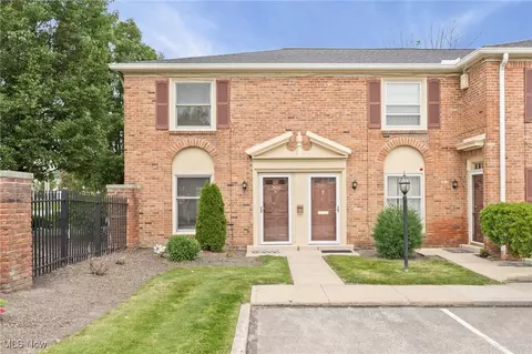 2400 Arlington Dr, Lyndhurst, OH 44124
