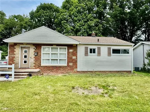 2161 Lynn Dr, Akron, OH 44312