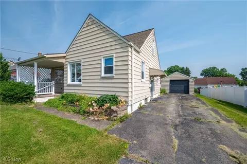 135 Renee Dr, Struthers, OH 44471 photo 5