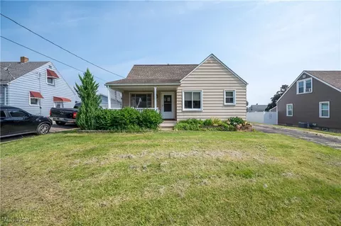135 Renee Dr, Struthers, OH 44471 photo 2