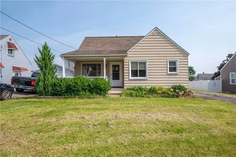 135 Renee Dr, Struthers, OH 44471