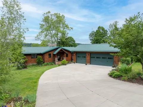 9645 Lakewood Dr NE, Mineral City, OH 44656