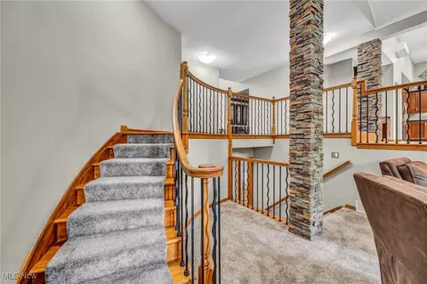 Entry Way - 7454 Euclid Chardon Rd, Kirtland, OH 44094 photo 5 of 6