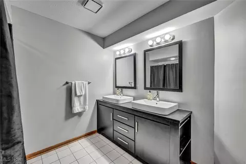 Bath - 7454 Euclid Chardon Rd, Kirtland, OH 44094 photo 4 of 5