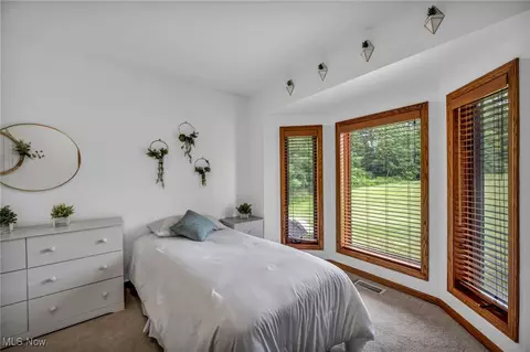 Bedroom - 7454 Euclid Chardon Rd, Kirtland, OH 44094 photo 4 of 8