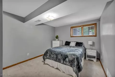 Bedroom - 7454 Euclid Chardon Rd, Kirtland, OH 44094 photo 6 of 8