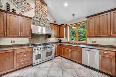 Kitchen - 7454 Euclid Chardon Rd, Kirtland, OH 44094 photo 3 of 4