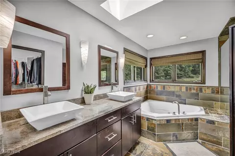 Bath - 7454 Euclid Chardon Rd, Kirtland, OH 44094 photo 2 of 5