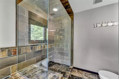 Bath - 7454 Euclid Chardon Rd, Kirtland, OH 44094 photo 3 of 5