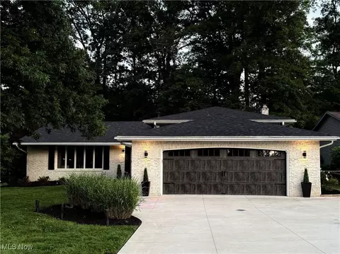 16537 N White Oaks Dr, Strongsville, OH 44136