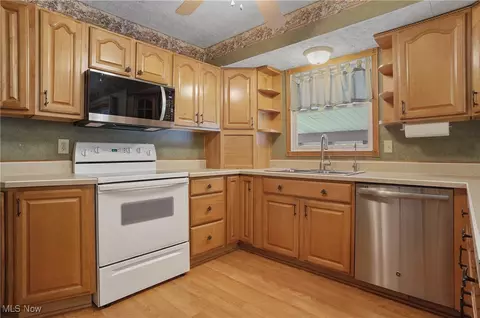 Kitchen - 3262 Wright Rd NW, Uniontown, OH 44685 photo 2 of 5