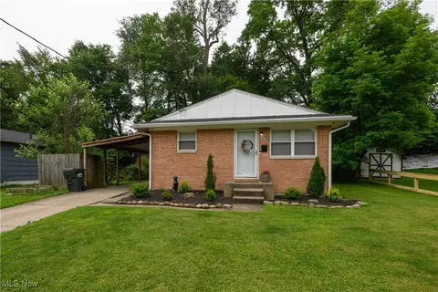 2426 45th St NW, Canton, OH 44709