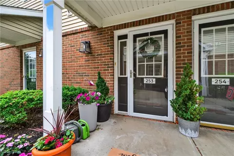 3375 Lenox Village Dr #253, Fairlawn, OH 44333