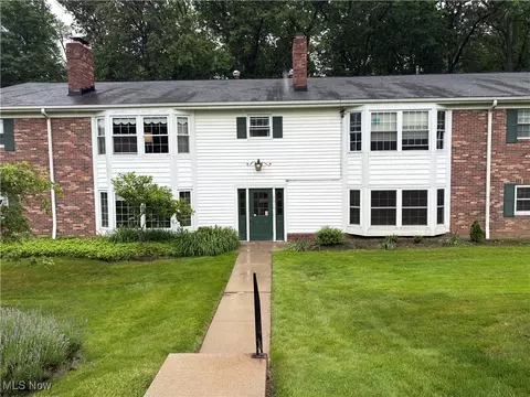 7010 Carriage Hill Dr #104, Brecksville, OH 44141