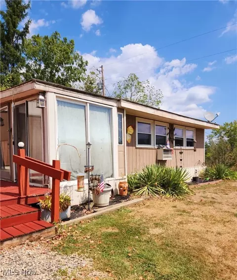 23516 Hideaway Dr, Senecaville, OH 43780