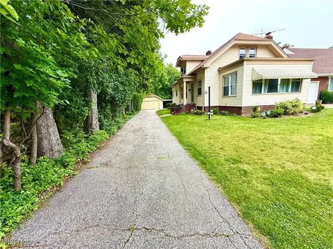 1965 E 221st St, Euclid, OH 44117